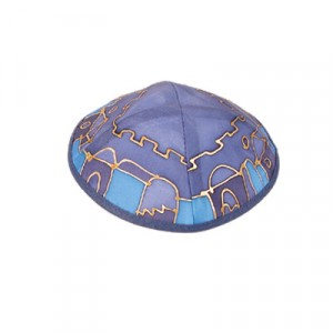 Kipá de Seda Yair Emanuel en Azul Y Púrpura con Motivos Jerosolimitanos Kipot