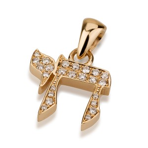 14k Yellow Gold Pendant with 24 Diamonds and a Traditional Design