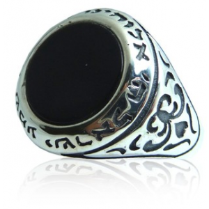 Shema Yisrael Ring with Carved Sides & Onyx Gemstone Joyería Judía