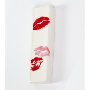 Ceramic Mezuzah with Lipstick Kiss Design Hogar y Cocina