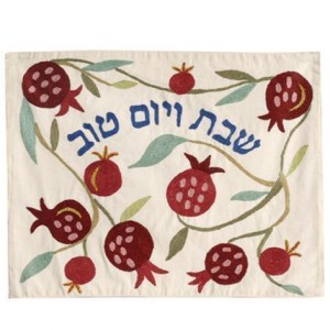 Challah Cover with Pomegranates & Hebrew Text- Yair Emanuel Tablas y Cubiertas para la Jalá
