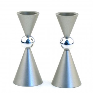 Small Shabbat Candlesticks with Ball Shaped Center Candelabros