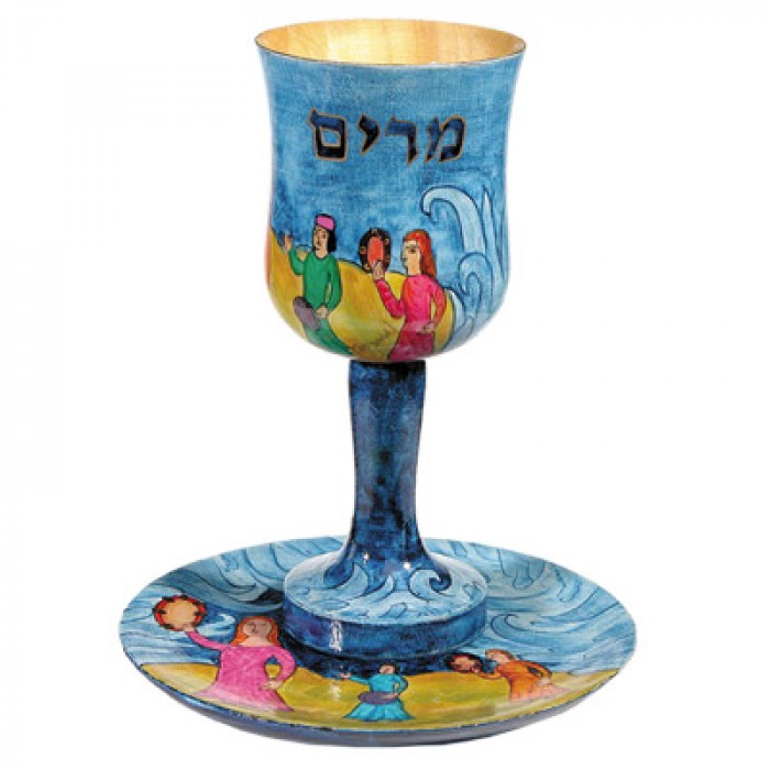 Copa de Kiddush Miriam de Madera Yair Emanuel con Diseño del Éxodo