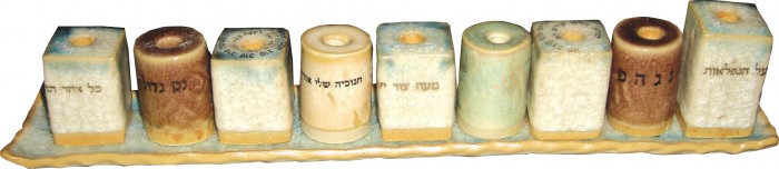 Menorá de Chanucá de Cerâmica com Texto em Hebraico e Bloco Retangular e Cilíndrico